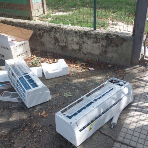 Rubati e vandalizzati due condizionatori in via Marengo: abbandonati in un parco giochi vicino