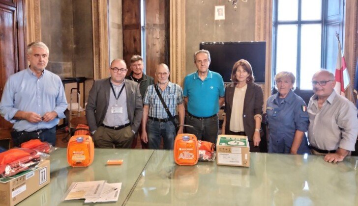 L’azienda Nihon Kohden dona tre defibrillatori ai centri d’incontro dei quartieri Orti, Galimberti e Cristo
