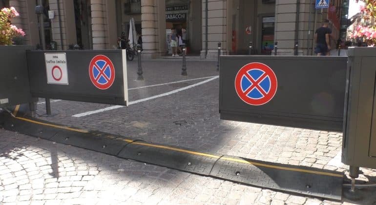Ztl Alessandria: riparata la fioriera con barriere mobili a scomparsa in piazza della Libertà