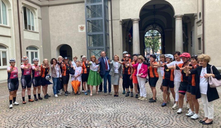 “Zonta Bike” contro la violenza sulle donne: cicliste tedesche e svizzere ricevute dal Comune di Alessandria