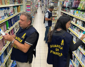Profumi e prodotti di bellezza con sostanza cancerogena: 5mila prodotti sequestrati dalla Finanza