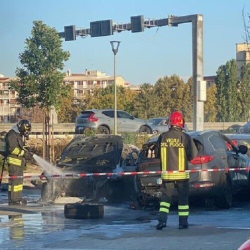 Incendio di un’auto vicino al supermercato Mercatò di Alessandria: terminato l’intervento dei Vigili del Fuoco
