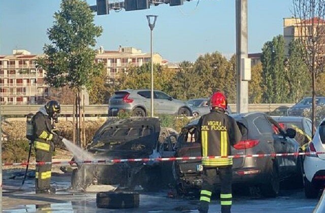 Incendio di un’auto vicino al supermercato Mercatò di Alessandria: terminato l’intervento dei Vigili del Fuoco