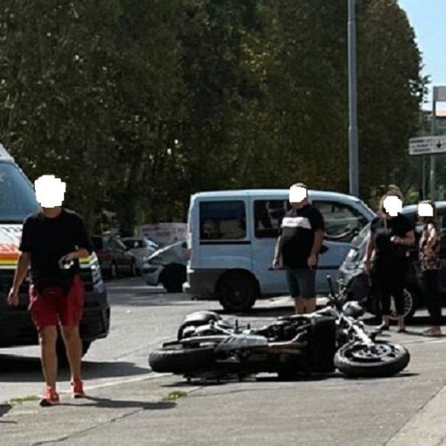 Incidente in corso Cento Cannoni ad Alessandria tra un’auto e una moto: sul posto il 118 e la Polizia