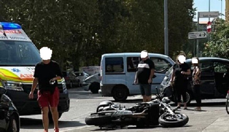 Incidente in corso Cento Cannoni ad Alessandria tra un’auto e una moto: sul posto il 118 e la Polizia