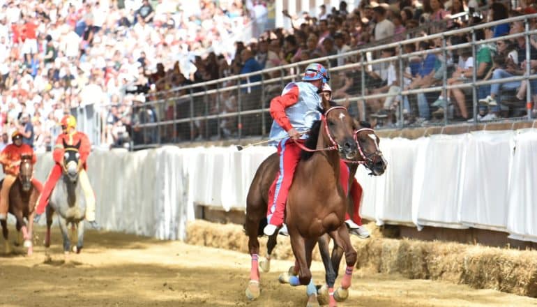 Palio di Asti: vince Borgo Santa Maria Nuova. Le immagini più suggestive della giornata