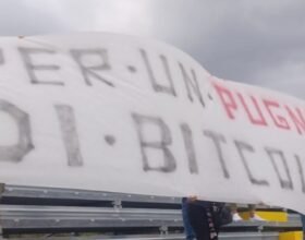 “Per un pugno di bitcoin”: ad Arzignano lo striscione dei tifosi grigi sulle vicende societarie