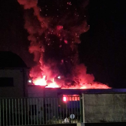 Capannone in fiamme nella notte a Villanova D’Ardenghi: l’intervento dei Vigili del Fuoco