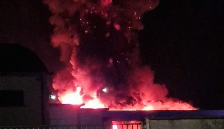 Capannone in fiamme nella notte a Villanova D’Ardenghi: l’intervento dei Vigili del Fuoco
