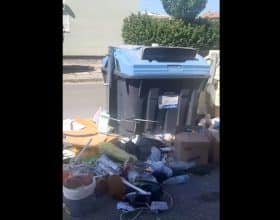Materassi, scatoloni e mobili abbandonati vicino ai cassonetti: la situazione in via Gandolfi ad Alessandria
