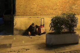 Emergenza senzatetto ad Alessandria: “Aumento senza precedenti. Servono sacchi a pelo, tende, coperte e cellulari”