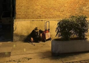 Emergenza senzatetto ad Alessandria: “Aumento senza precedenti. Servono sacchi a pelo, tende, coperte e cellulari”