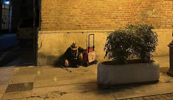 Emergenza senzatetto ad Alessandria: “Aumento senza precedenti. Servono sacchi a pelo, tende, coperte e cellulari”