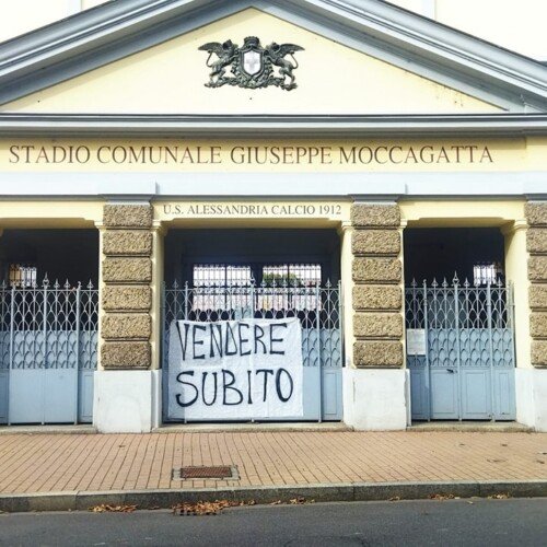 Alessandria Calcio, lo striscione dei tifosi davanti allo stadio Moccagatta: “Vendere subito”