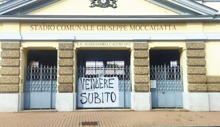 Alessandria Calcio, lo striscione dei tifosi davanti allo stadio Moccagatta: “Vendere subito”