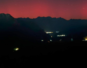 Lo spettacolo dell’aurora boreale catturata sulle Alpi Orobie