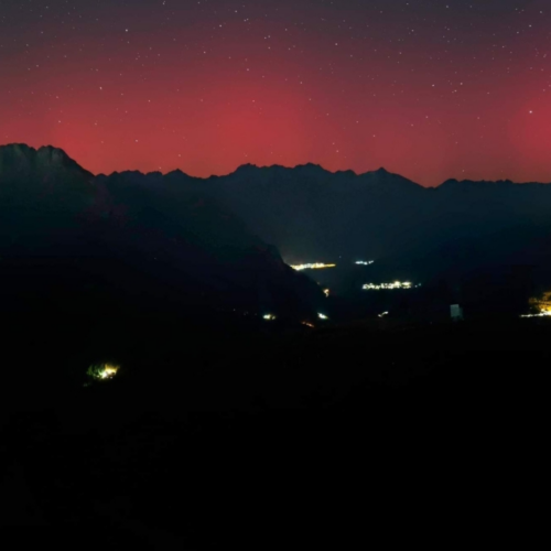 Lo spettacolo dell’aurora boreale catturata sulle Alpi Orobie