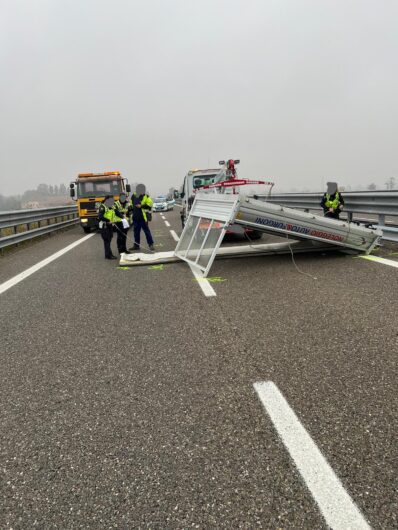 Camion perde cassone in tangenziale: chiusa tratta verso Acqui tra Borsalino e svincolo Tortona-Novi