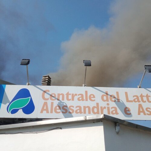 Spento l’incendio ora alla Centrale del Latte si contano i danni: “Sono significativi ma da lunedì saremo operativi”