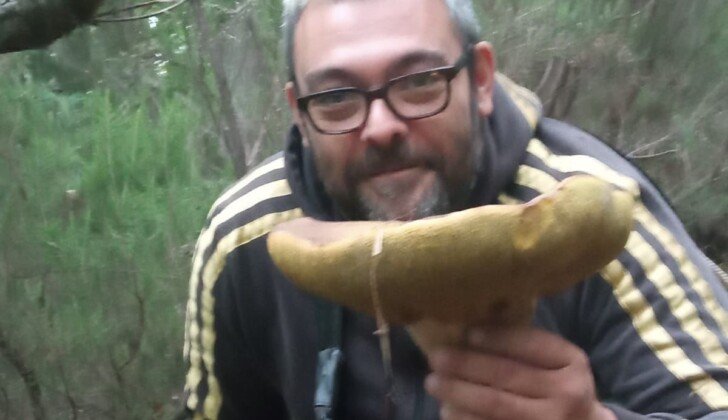 Altro fungo eccezionale: Claudio mostra il suo “trofeo” da 1200 grammi