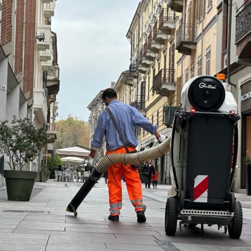 Ad Alessandria ripristinato il servizio di pulizia delle strade con l’aspiratore elettrico