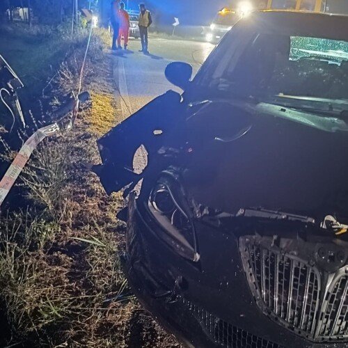Incidente a Novi Ligure: auto finisce fuori strada e abbatte un palo
