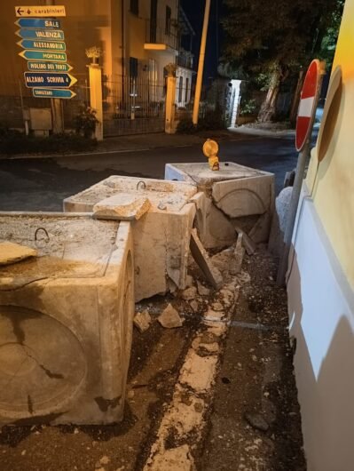 Auto si schianta contro cubi in cemento davanti all’arco di Castelnuovo Scrivia