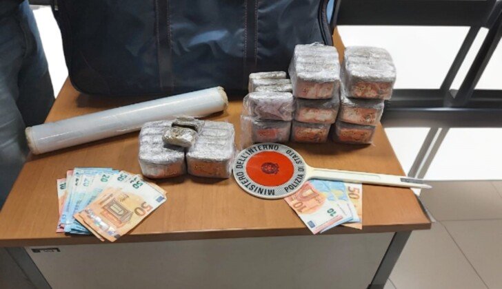 Vigevano: due giovani arrestati per detenzione di stupefacenti. Polizia recupera 5 kg di hashish