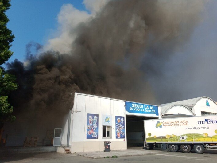 Incendio alla Centrale del latte di Alessandria. Le foto dei nostri lettori