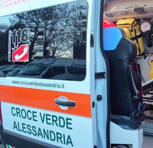 Calci e pugni all’ambulanza e due volontari della Croce Verde aggrediti: “Non era mai successo prima”