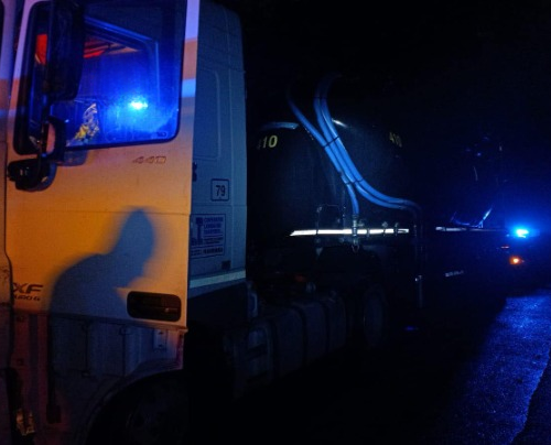 Incidente sulla tangenziale di Alessandria: camion danneggia guard-rail e segnaletica