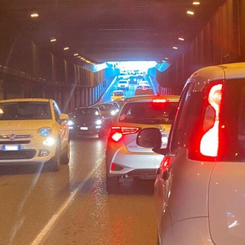 Auto ferma vicino al sottopasso di corso Valentino a Casale: code in entrata e in uscita dalla città