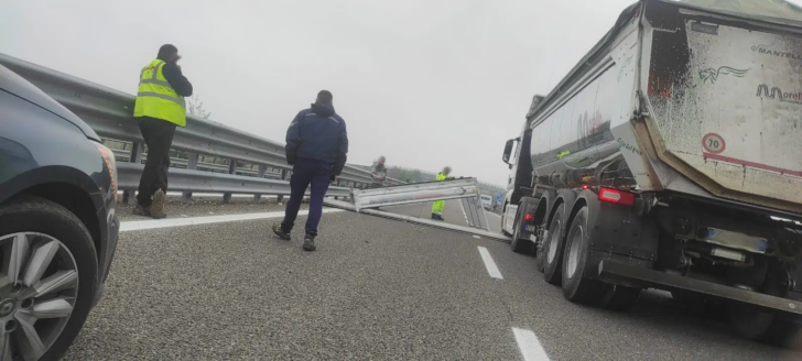 Camion perde cassone in tangenziale: chiusa tratta verso Acqui tra Borsalino e svincolo Tortona-Novi