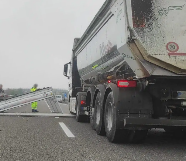 Camion perde cassone in tangenziale: chiusa tratta verso Acqui tra Borsalino e svincolo Tortona-Novi