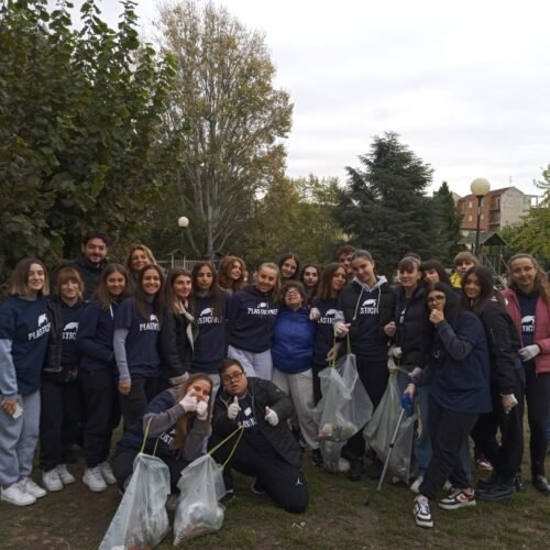 L’educazione civica si impara sul campo: gli studenti del Liceo Eco ripuliscono dai rifiuti i Giardini Usuelli