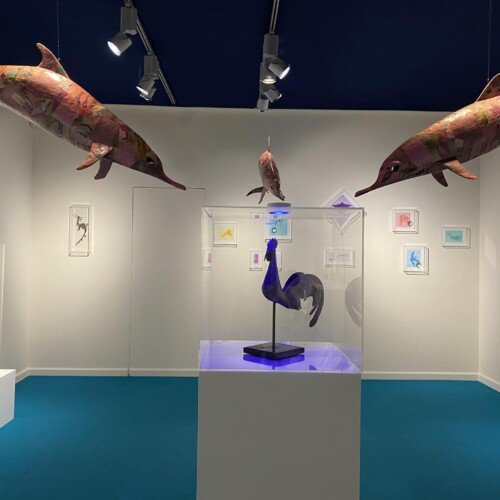 Delfini sospesi in aria e colorati cavallucci nel mondo marino di Alice Zanin alle Sale d’Arte di Alessandria
