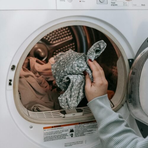 Asciugamani che puzzano, ammorbidente, cattivi odore in lavatrice: i trucchi della cleaning influencer