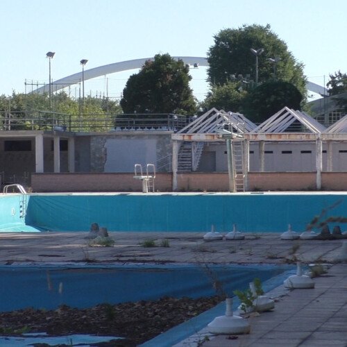 In attesa della rinascita della piscina aumentano sporcizia e degrado e i cittadini sollecitano una “pulizia straordinaria”