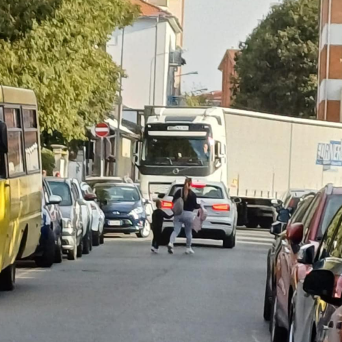 Il traffico mette in pericolo la sicurezza degli studenti della Ferrero. La proposta: “Chiudiamo via Parini e poi a piedi da piazza Ceriana”