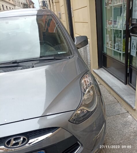 Parcheggi selvaggi: anche in via Ghilini auto sbarra l’ingresso di un negozio