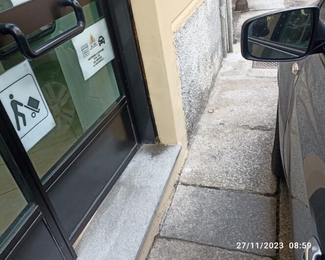 Parcheggi selvaggi: anche in via Ghilini auto sbarra l’ingresso di un negozio