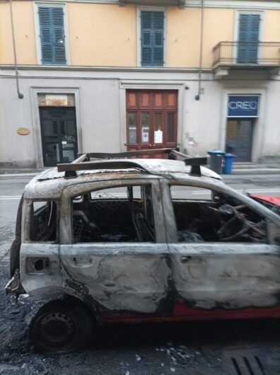 Auto in fiamme in corso 100 Cannoni ad Alessandria