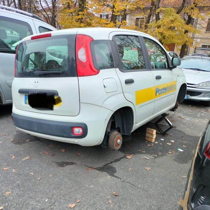 Auto senza ruote in piazza Teresa Michel: la foto scatena l’ironia sui social