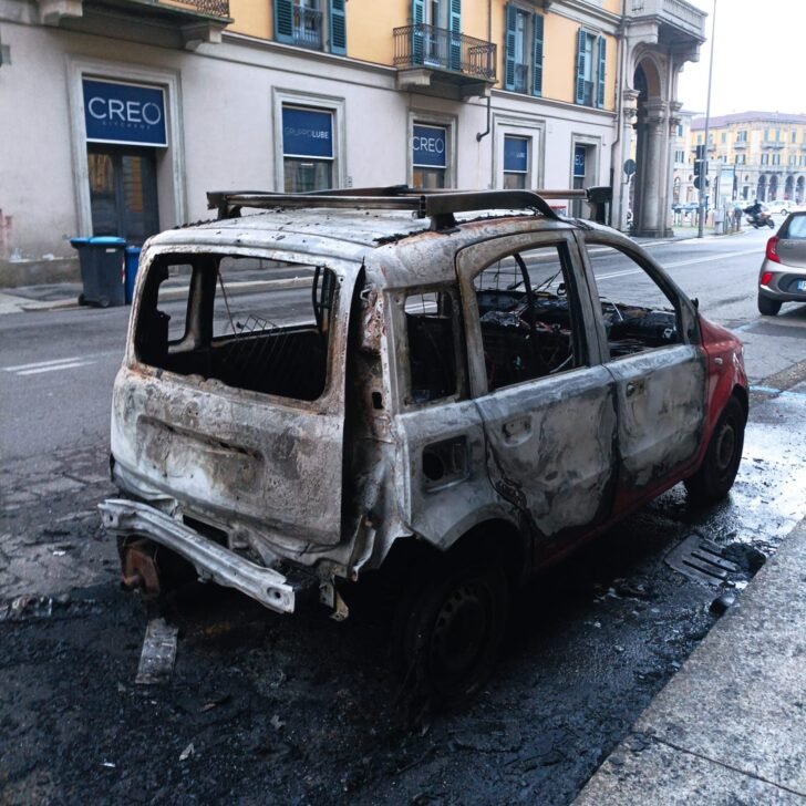 Auto in fiamme in corso 100 Cannoni ad Alessandria