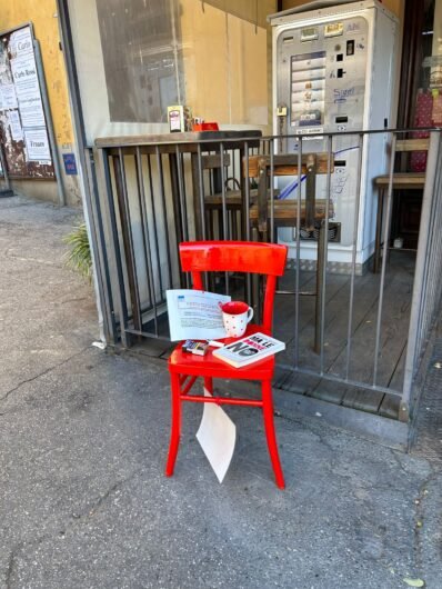 Sedie rosse a Vignale Monferrato: il messaggio di tutto il paese contro la violenza sulle donne
