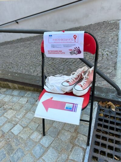 Sedie rosse a Vignale Monferrato: il messaggio di tutto il paese contro la violenza sulle donne