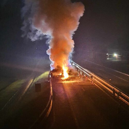 Le immagini dell’autoarticolato in fiamme sulla A21