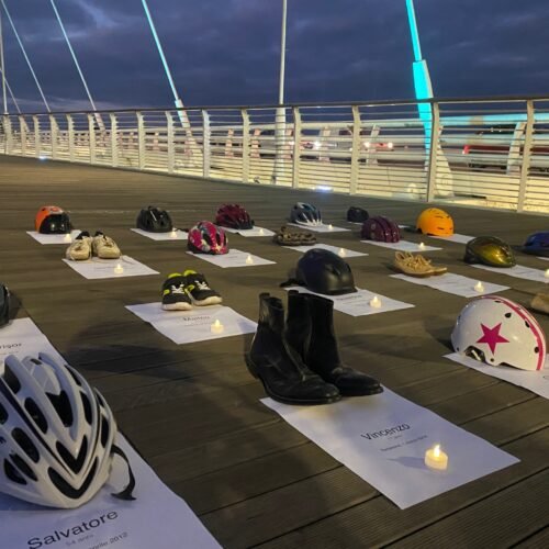 Caschi da bici e scarpe sul Meier per ricordare chi ha perso la vita in un incidente stradale