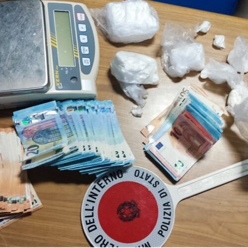 Polizia scopre spacciatore a Vigevano: in casa oltre 3 etti di cocaina