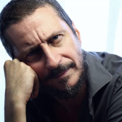 “Non hanno un amico”. Il podcast di Luca Bizzarri diventato spettacolo il 25 novembre al Teatro Marenco